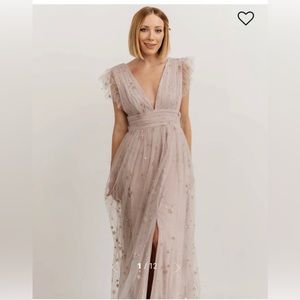 Dusty lilac maxi dress perfect for maternity photoshoot